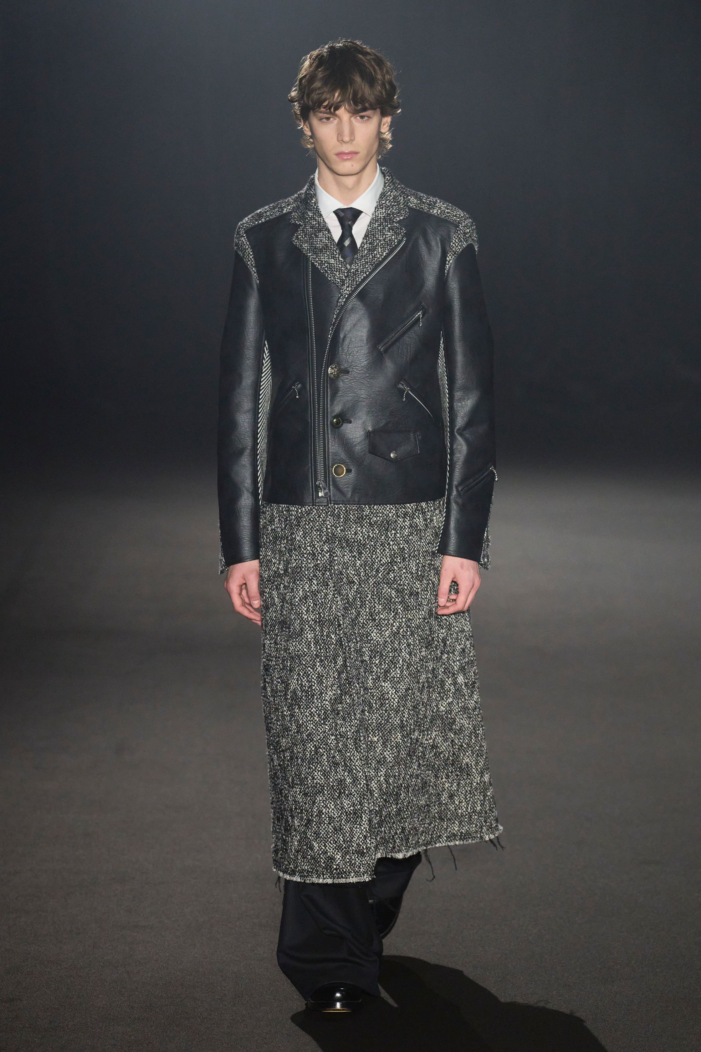 Junya Watanabe 本季以高级拼接与结构实验重塑经典男装：西装、皮革、格纹与工装被解构再组合，形成极具张力的层次秩序。熟悉的正装符号被“错误使用”，制造出不稳定却高度精密的视觉冲突，延续品牌对“功能、秩序与混乱”的长期探索-顽石频道趋势研究